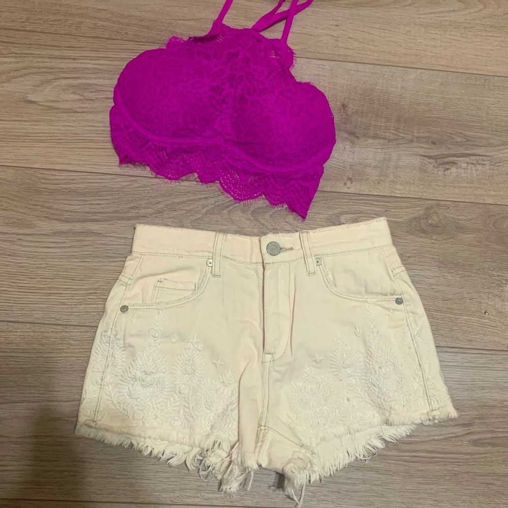 Blank NYC beige wedge short, midi waisted jean shorts with embroidered design